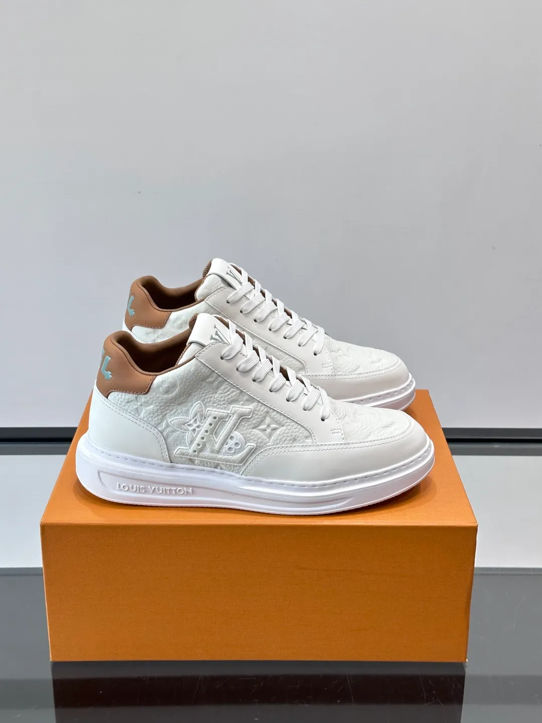Men's shoes 💰p400 "＊OUIS ＊UITTO＊" Men's sports shoes, grained cow leather are low-key and recognizable. The rubber sole is thick and lightweight, the padded insole + technical lining make it super comfortable to wear! The main color with brown details is versatile and fashionable, and can be worn for daily leisure or business ~ LV embossing on the side of the shoe + brand logo on the sole, perfect details! size: 38-44 (45 customized)
